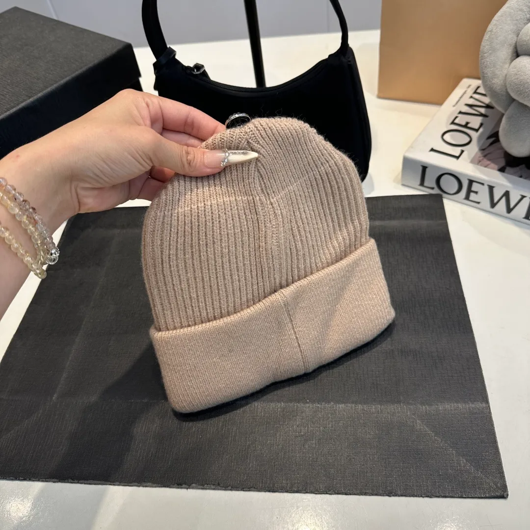 P46 Crow Heart Autumn and Winter Wool Knitted Beanie This must be a favorite of minimalism. It is clean, neat, fashionable and versatile, and will definitely not be picky about your face shape! A fashionable classic that lasts forever! Fashionable black and white can be purchased together!